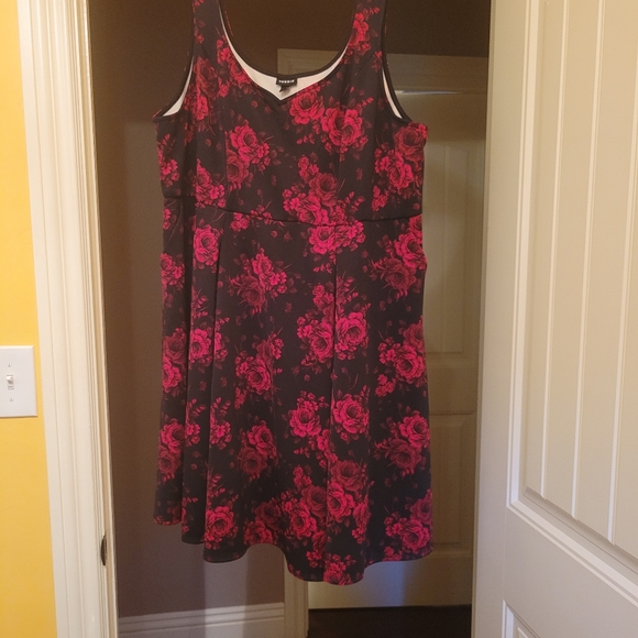 Black & Red Floral Scuba Skater Dress w/ Hidden Front Pockets, Sweetheart Neck - Picture 6 of 15